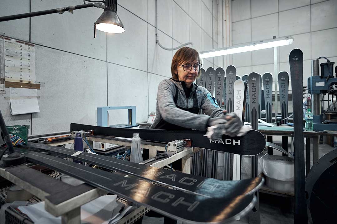 Finition de skis à la main